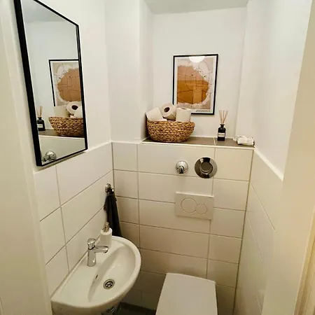 Feelslikehome - Stylische Und Zentrale Altbauwohnung Mit Terrasse&garten Apartment *