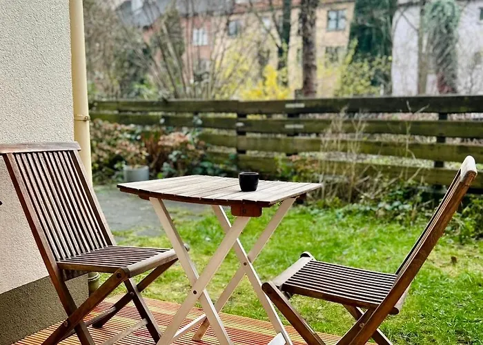 Feelslikehome - Stylische Und Zentrale Altbauwohnung Mit Terrasse&garten